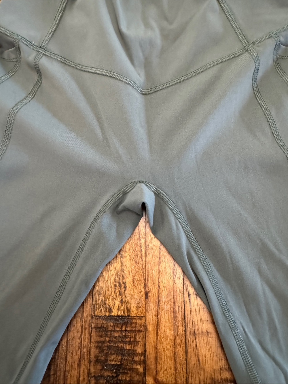 Lululemon Sage Green Leggings No Front Seam and Side Pockets Size 6 - Picture 5 of 5